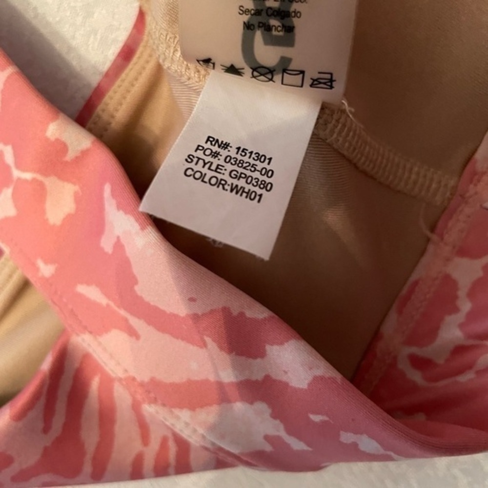 Good American Ombré Cross Over Back Sports Bra - Picture 12 of 15
